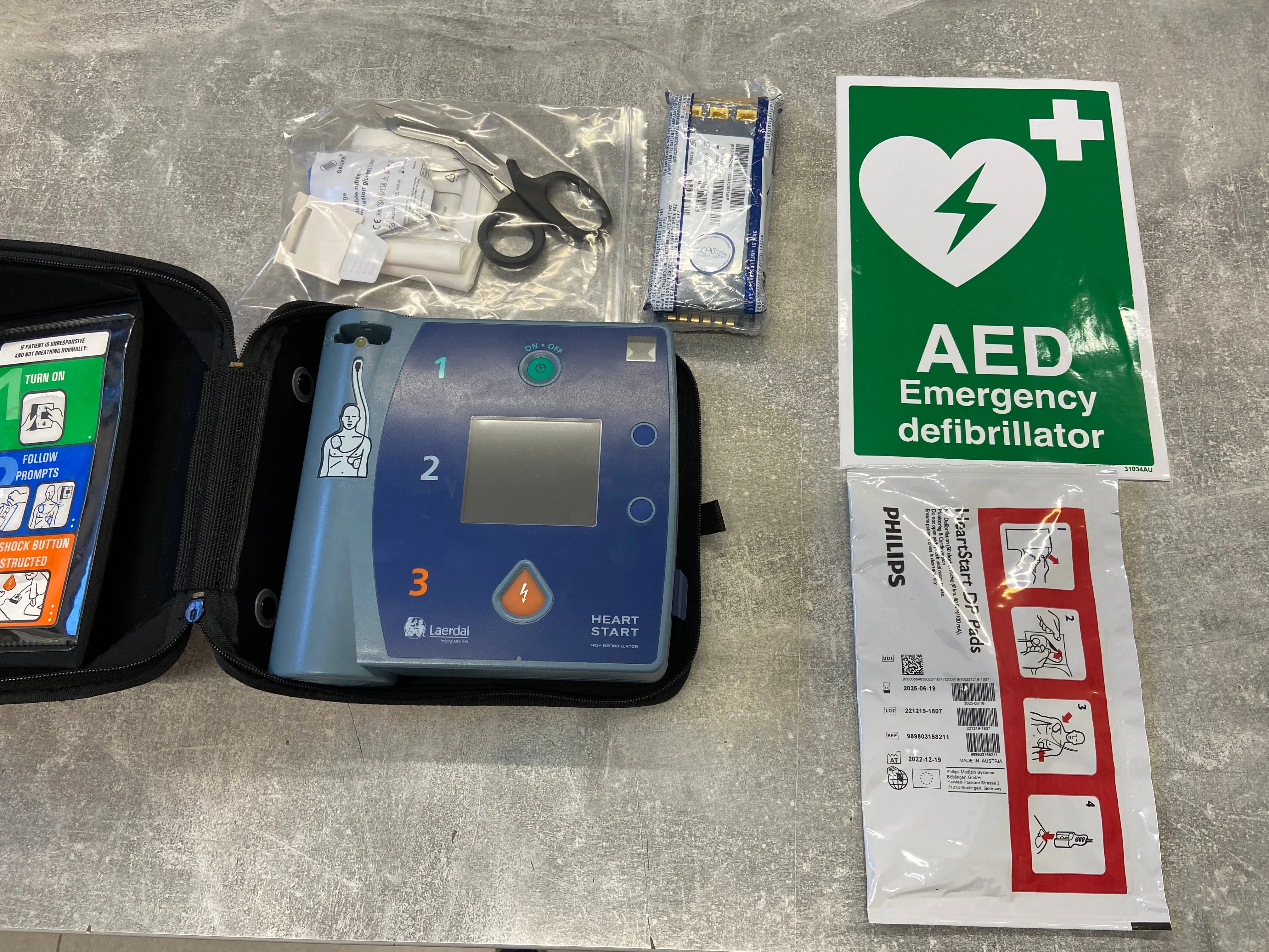 Pre-Owned, Philips Heartstart FR2 Defibrillator(Unit   x1 Sets of PADS   Battery & Carry Case) - Semi Automatic