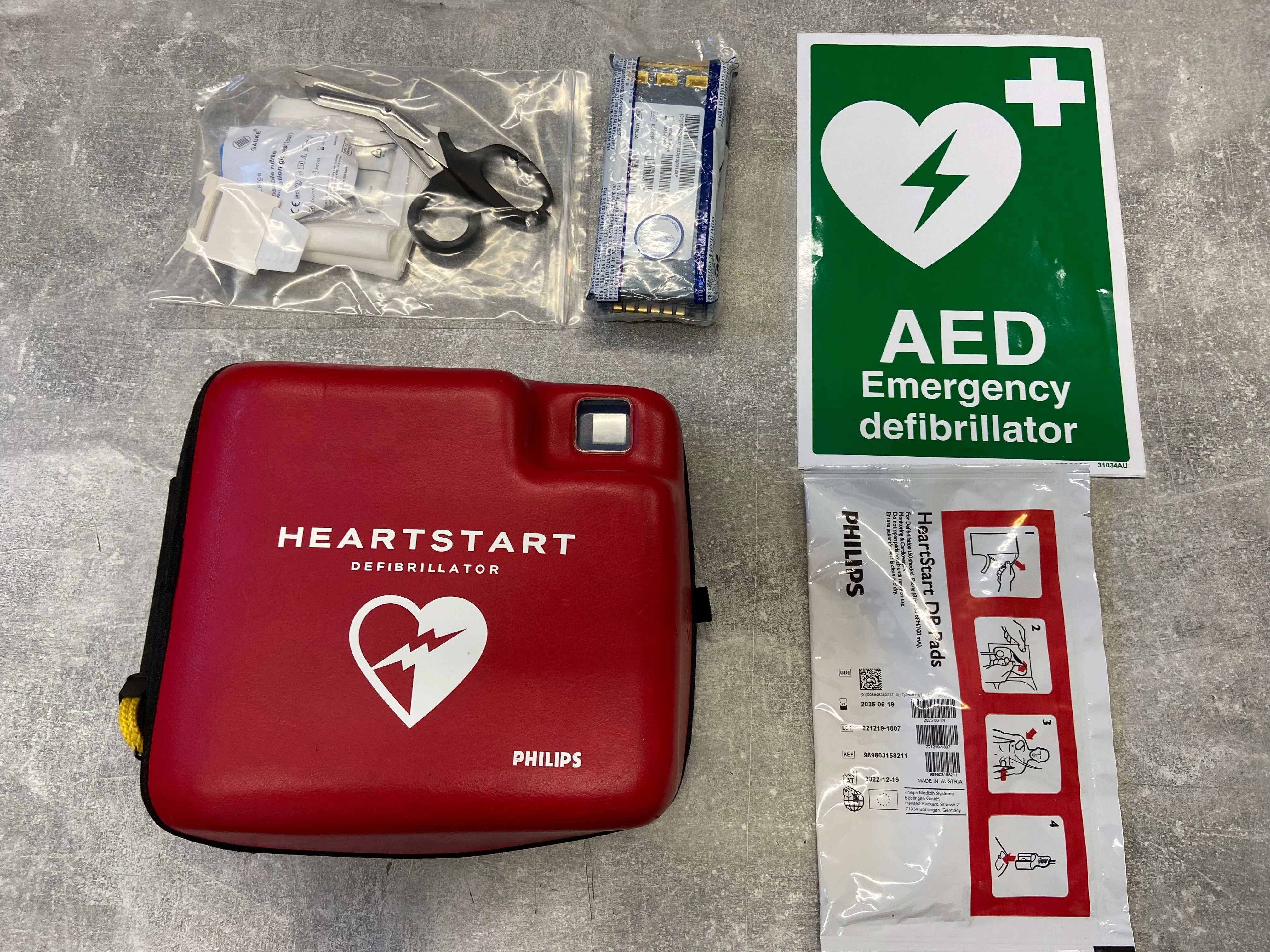 Pre-Owned, Philips Heartstart FR2 Defibrillator(Unit   x1 Sets of PADS   Battery & Carry Case) - Semi Automatic