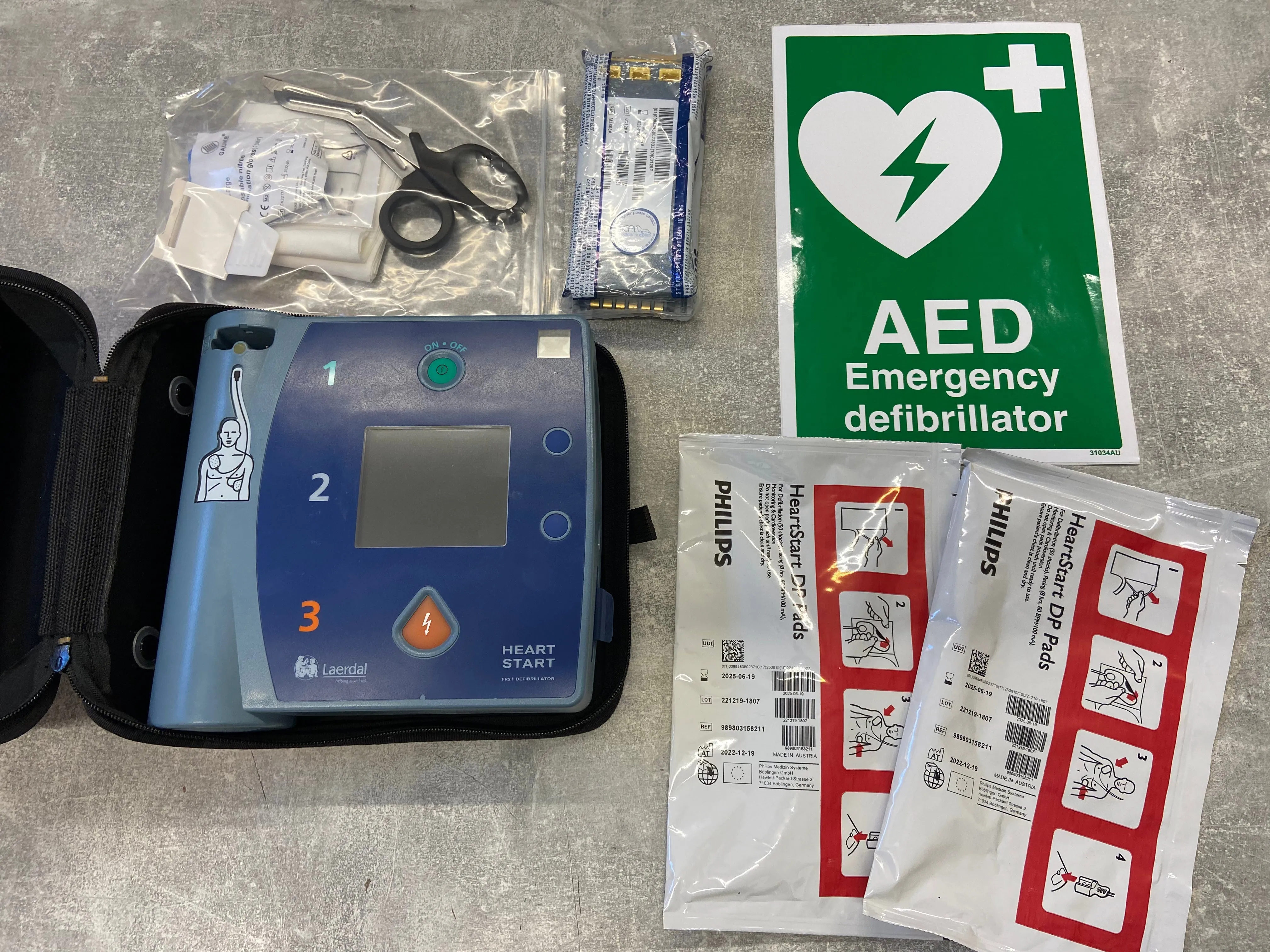 Pre-Owned Philips Heartstart FR2 Defibrillator(Unit   x2 Sets of PADS   Battery & Carry Case) - Semi Automatic